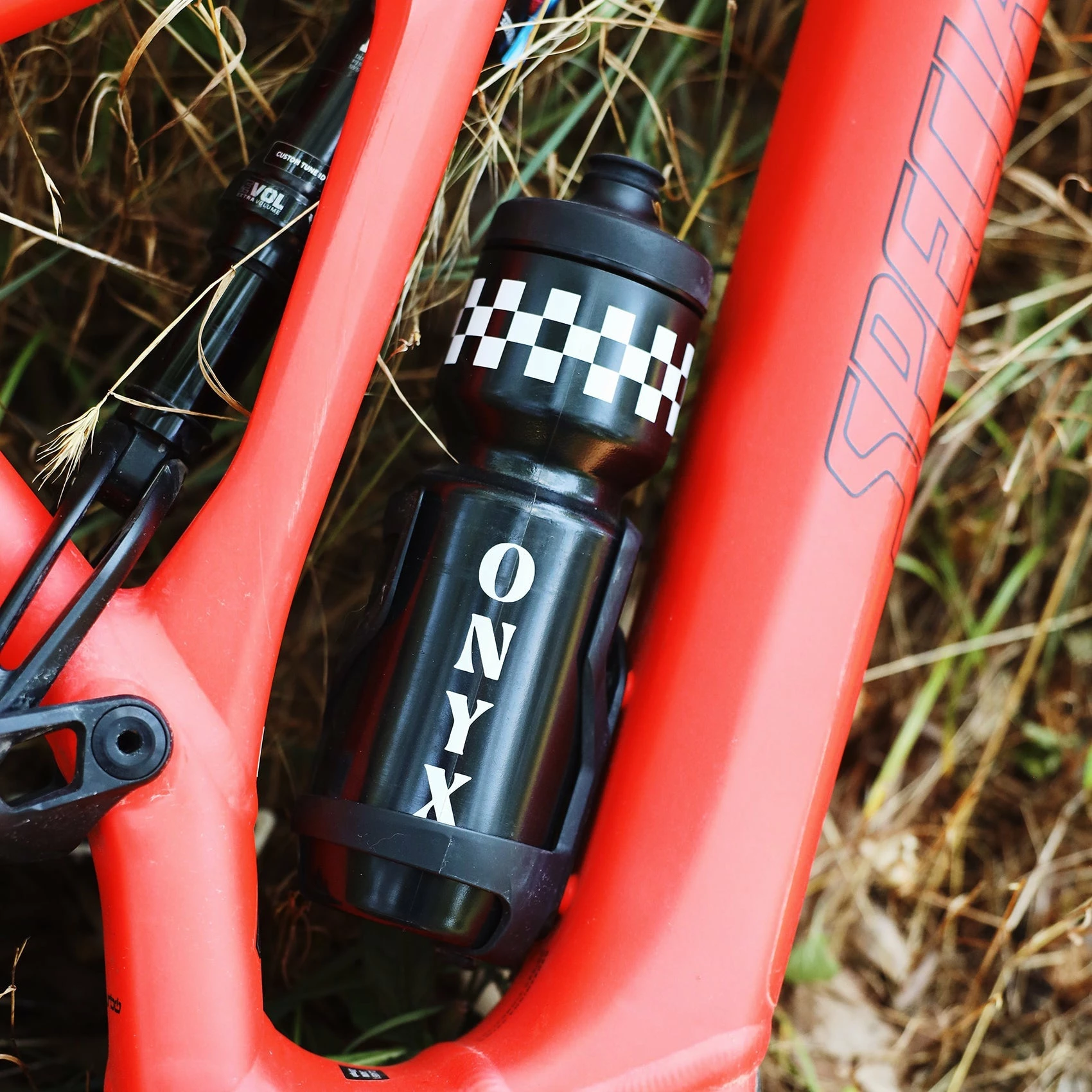 Onyx X Specialized Purist 22oz Water Bottle 4 Onyx X Specialized Purist 22oz Water Bottle - Image 2